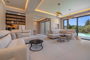 Smart TV, books - Costa’s Luxury 3-Bedroom Villa with Private Pool in Koskinou of Rhodes Island! (Koskinou)