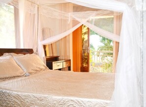 خزنة داخل الغرفة ومساحة عمل للكمبيوتر المحمول ومكواة/لوح كي