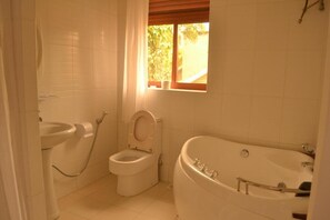 تجهيزات دش، مستلزمات مجانية للعناية الشخصية، خف للقدمين، مناشف