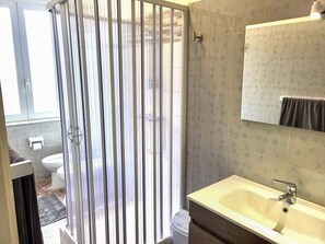 Bathroom - B&B Bonito - Double Room with Balcony (Bonito)