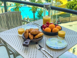 Outdoor dining - Apartment 1+1 Qoople Excellence B19 100 m from the sea (Alanya)