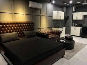 Appartamento Luxury, balcone | Una scrivania, postazione laptop, Wi-Fi gratuito