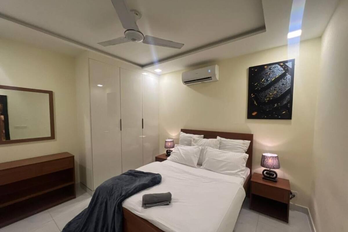 Appartamento, balcone, vista città | Una scrivania, postazione laptop, Wi-Fi gratuito