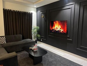 Desk, laptop workspace, free WiFi - Luxor Apartments & Suites (Lahore)