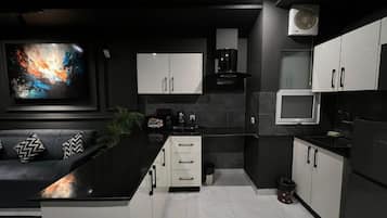 Family Apartment | Desk, laptop workspace, free WiFi