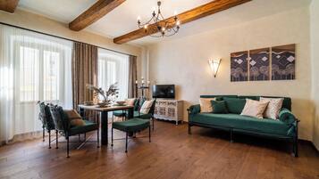 Deluxe Suite, Ground Floor | Living area