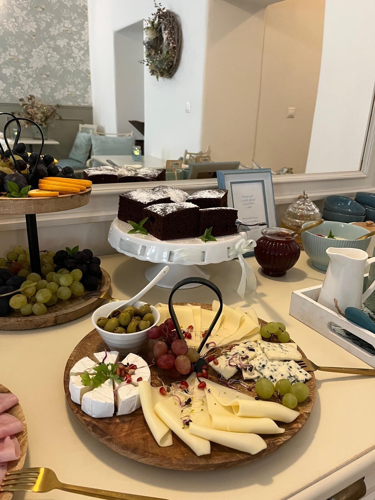 Un buffet proposant une variété de fromages, de fruits et de desserts.