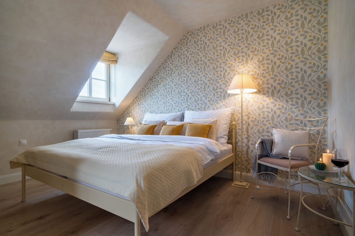 Standard-Doppelzimmer, Gartenblick | Minibar, Zimmersafe, schallisolierte Zimmer, Bügeleisen/Bügelbrett