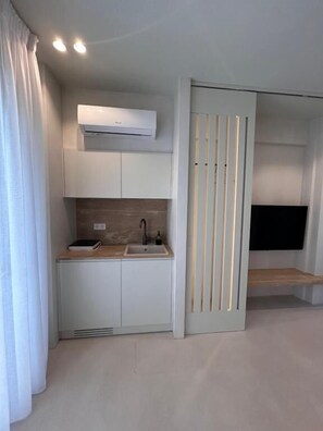 Family Room, Partial Sea View | Private kitchen | Electric kettle - Adriana Beach (Pefkochori)