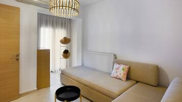 家庭房, 海景 | 起居区 | 42-英寸纯平电视(配备数码频道)