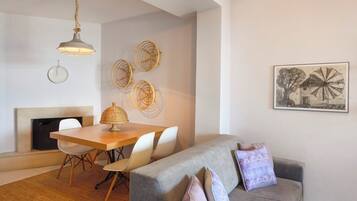 Apartamento luxo, 2 quartos, vista para o mar | Sala de jantar