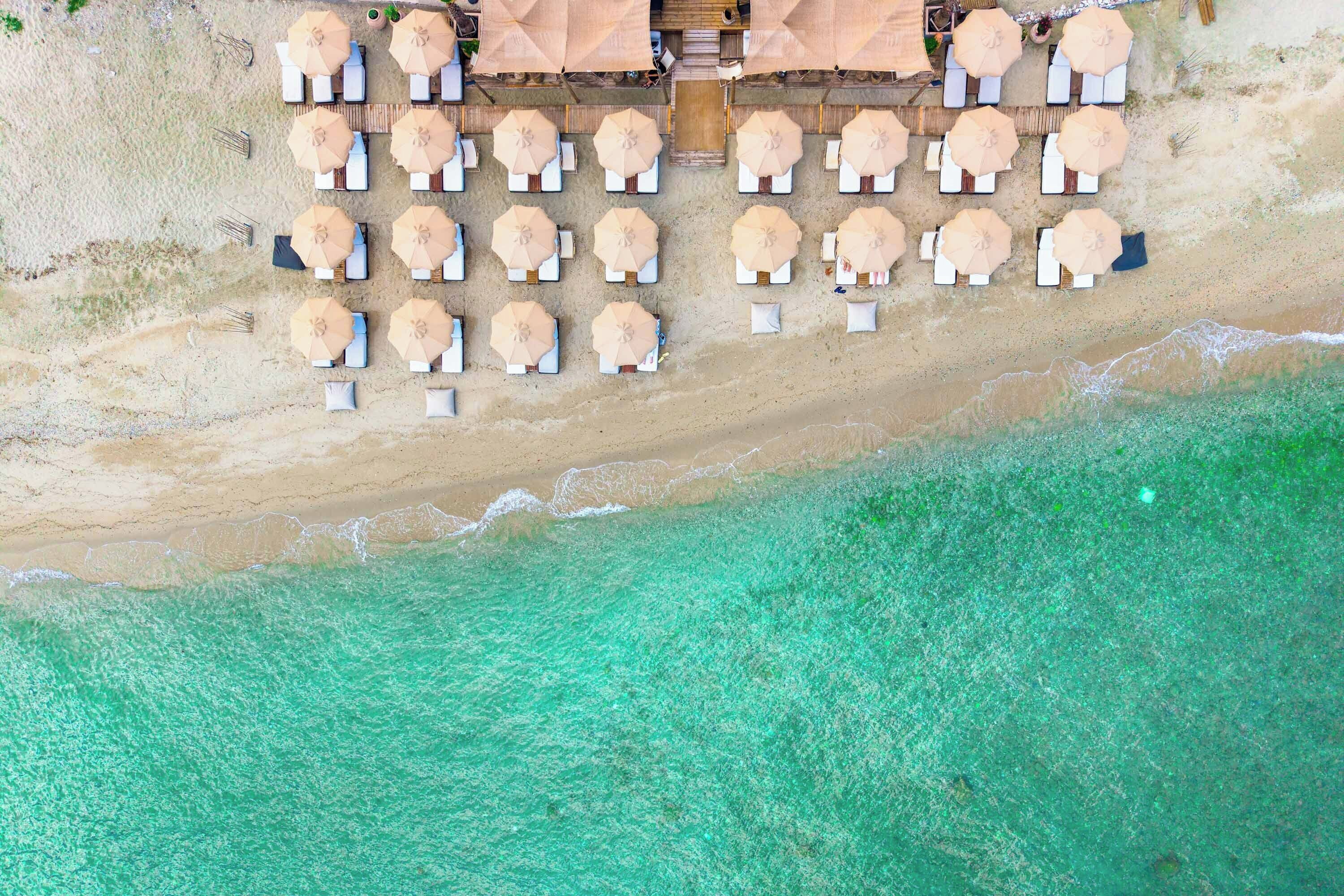 Accommodatie ligt op het strand, wit zand, een strandbar