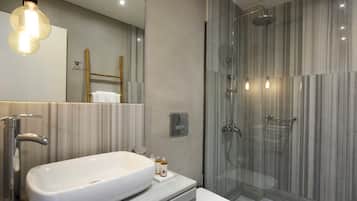 Habitación familiar, vistas parciales al mar, planta baja | Baño | Ducha, secador de pelo, toallas y jabón