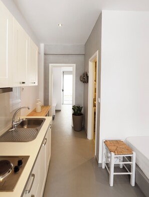 Family Room, Partial Sea View, Ground Floor | Free cribs/infant beds, free WiFi, bed sheets