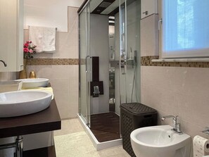 Shower, bidet, towels - Apartment La Manzoia (Cannero Riviera)