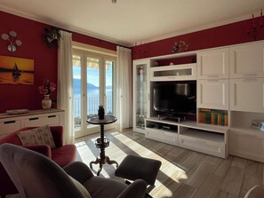 TV, fireplace, books - Apartment La Manzoia (Cannero Riviera)