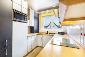 Een koelkast, een microgolfoven, een oven, een kookplaat