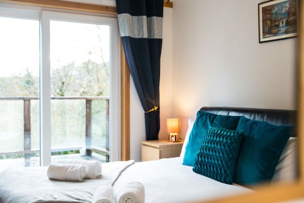 Työpöytä, silitysrauta/-lauta, vauvan matkasänky, Wi-Fi