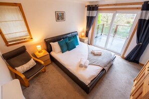 3 bedrooms, desk, iron/ironing board, travel cot