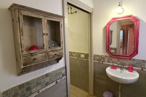 Studio | Badezimmer | Bidet, Handtücher
