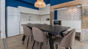 Mikrovågsugn, spishäll, diskmaskin och vattenkokare