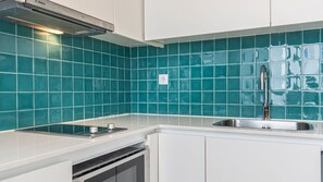 Four à micro-ondes, surface de cuisson, lave-vaisselle