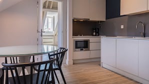 Una cocina moderna con un microondas Bosch, una cafetera y un lavabo.