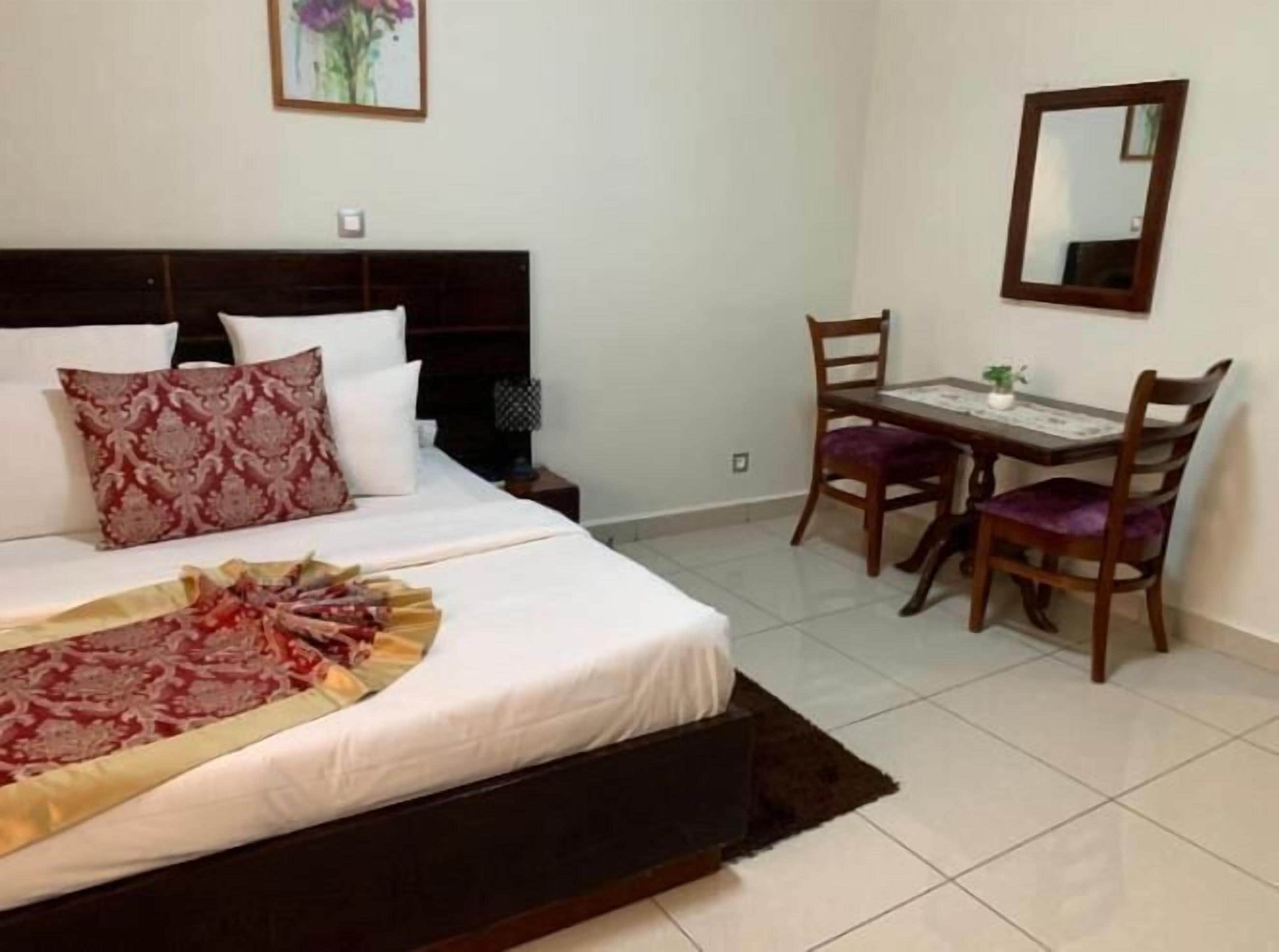 Quarto casal standard, vista para a cidade | Escrivaninha, espaço de trabalho para notebook, cortinas blackout