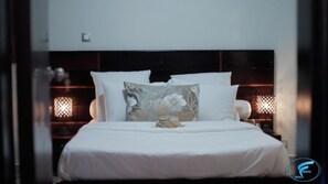 Desk, laptop workspace, blackout curtains, iron/ironing board - HOTEL FREESIA (Yaoundé)