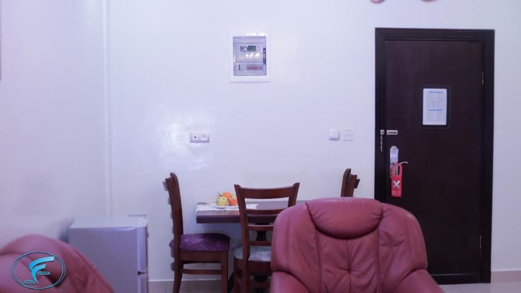 Suíte sênior, vista para a cidade | Escrivaninha, espaço de trabalho para notebook, cortinas blackout