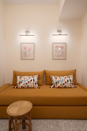 TV - Cozy & Quiet 1BR Near Acropolis & Metro | Koukaki (Athens)
