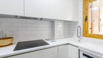 Køleskab, mikrobølgeovn, kogeplade, opvaskemaskine