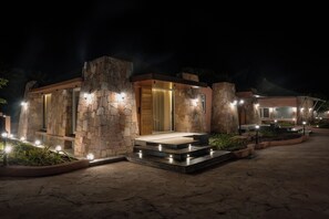 خزنة داخل الغرفة ومكواة/لوح كي وواي فاي مجانًا وملاءات أسرّة