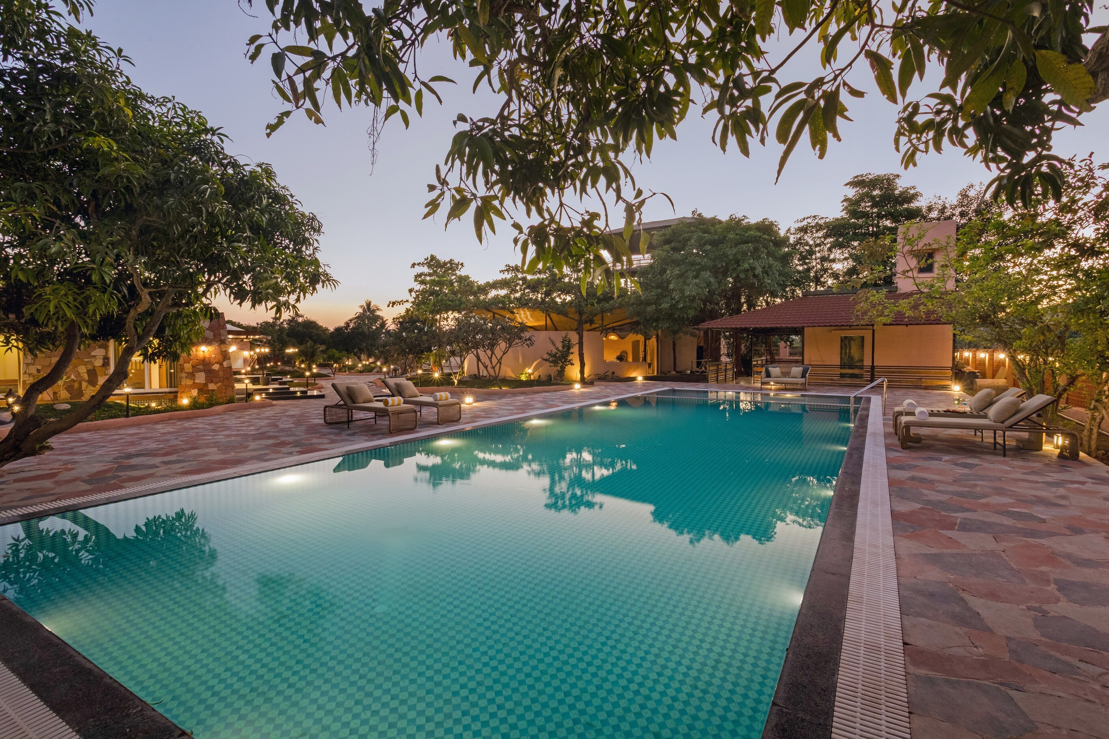 من حمّامات السباحة المغطاة