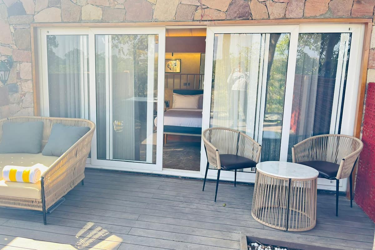 Premier Studio | In-room safe, iron/ironing board, free WiFi, bed sheets