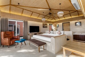 Junior-Suite, 2 Schlafzimmer, eigener Pool, Flussblick | Zimmersafe, schallisolierte Zimmer, Bügeleisen/Bügelbrett
