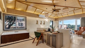 Una sala de estar moderna con un ventanal grande, un sofá, una mesa de centro y un comedor.