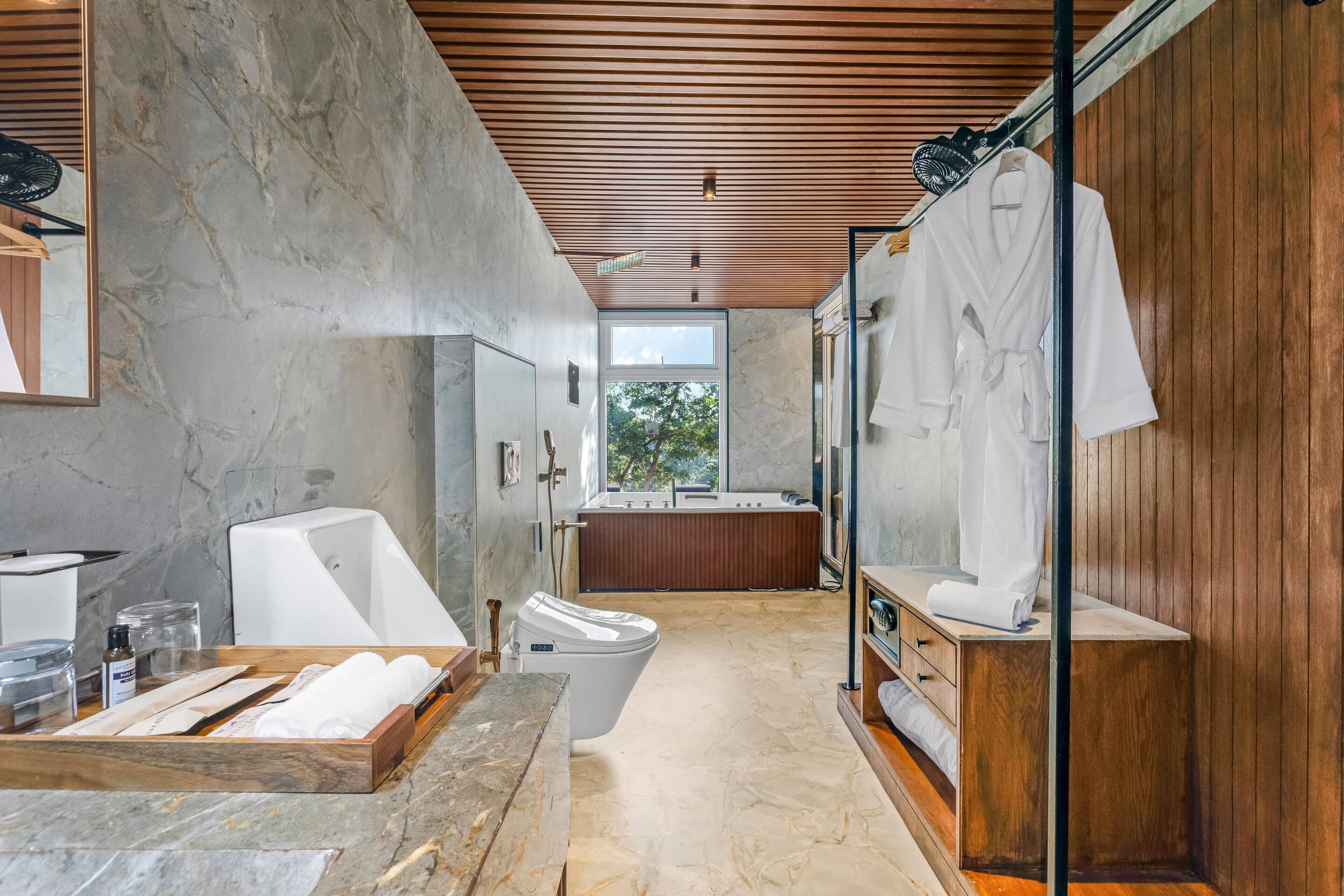 Presidential Suite, 2 Bedrooms, Private Pool, River View | Private spa tub