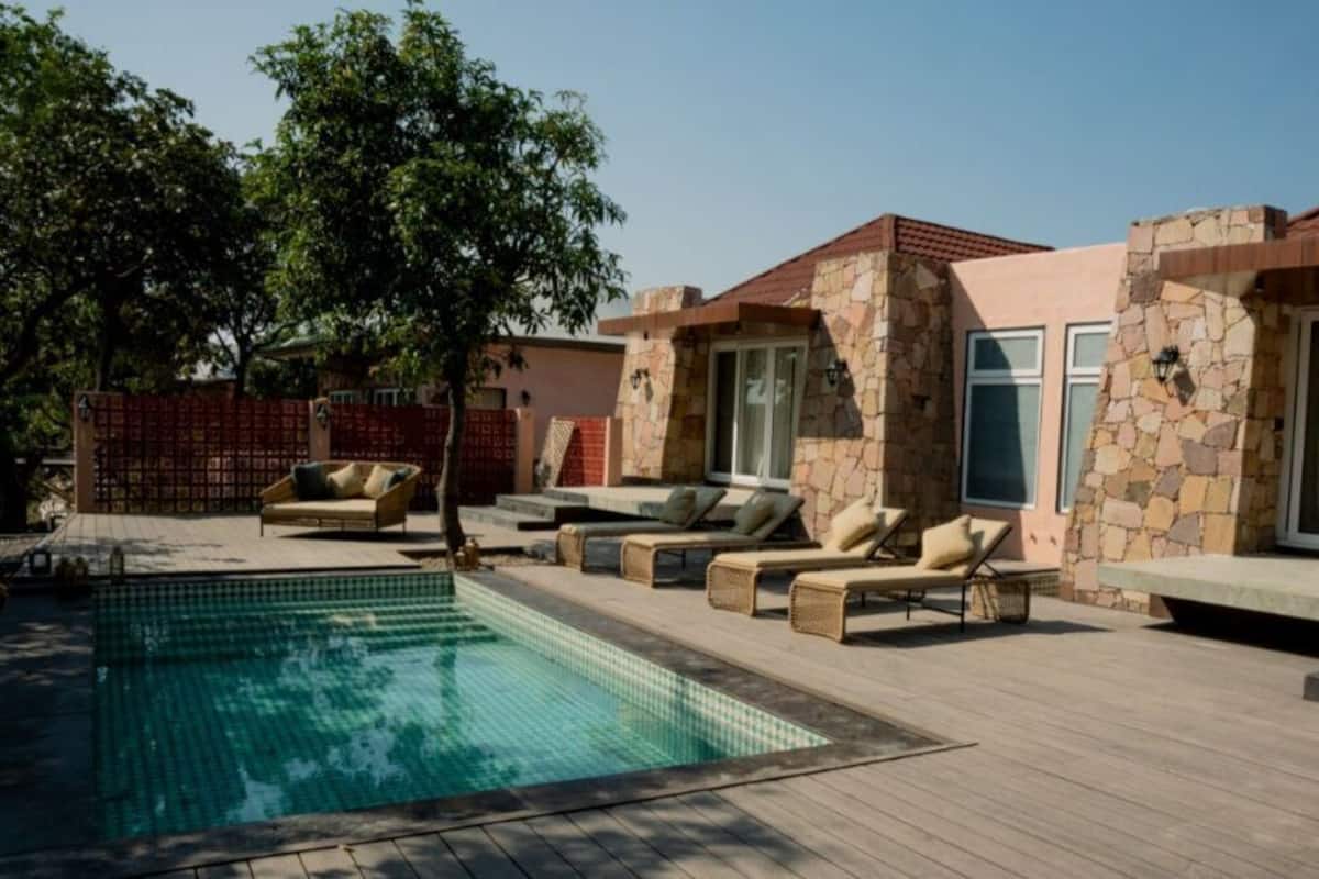 خزنة داخل الغرفة ومكواة/لوح كي وواي فاي مجانًا وملاءات أسرّة