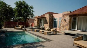 Junior-Suite, 2 Schlafzimmer, eigener Pool, Flussblick | Zimmersafe, Bügeleisen/Bügelbrett, kostenloses WLAN, Bettwäsche