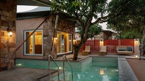 من حمّامات السباحة المغطاة