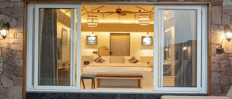 Caja de seguridad en la habitación y tabla de planchar con plancha