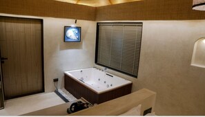 خزنة داخل الغرفة ومكواة/لوح كي وواي فاي مجانًا وملاءات أسرّة