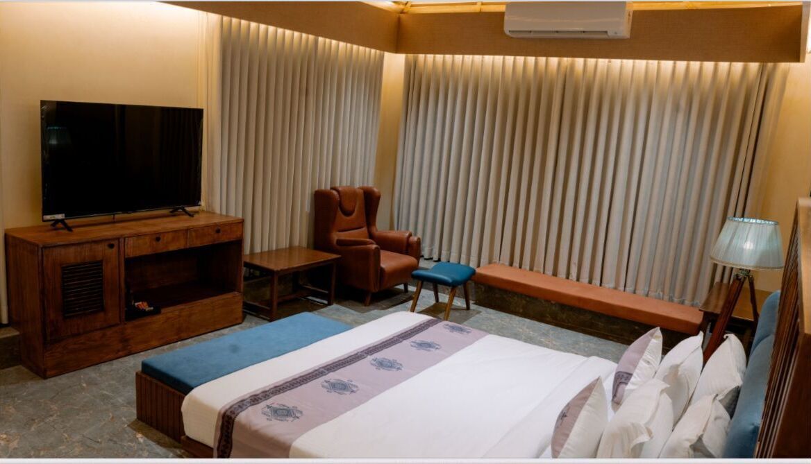 Suite Junior, 2 kamar tidur, kolam renang pribadi, pemandangan sungai | Brankas, setrika/meja setrika, Wi-Fi gratis, dan seprai linen