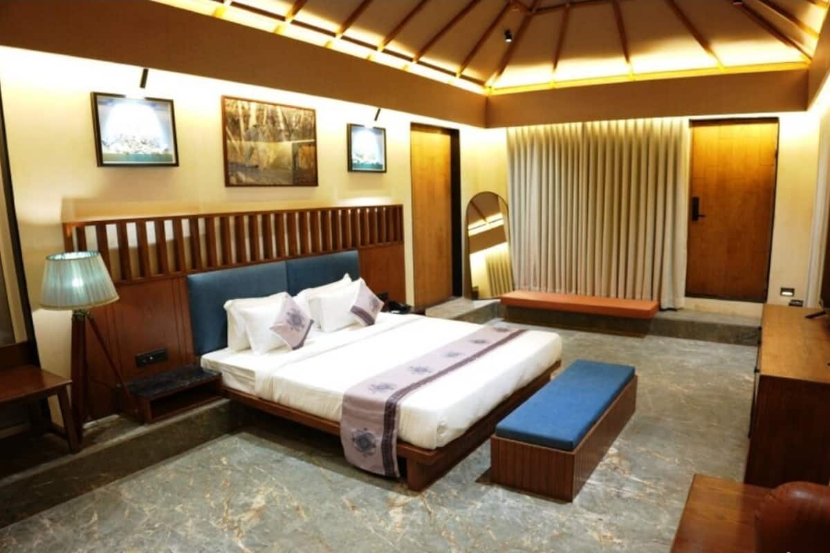 Premier Studio Suite | In-room safe, iron/ironing board, free WiFi, bed sheets