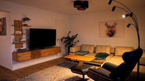 TV connectée, livres, chaîne hi-fi