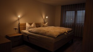 2 chambres, coffres-forts dans les chambres, bureau