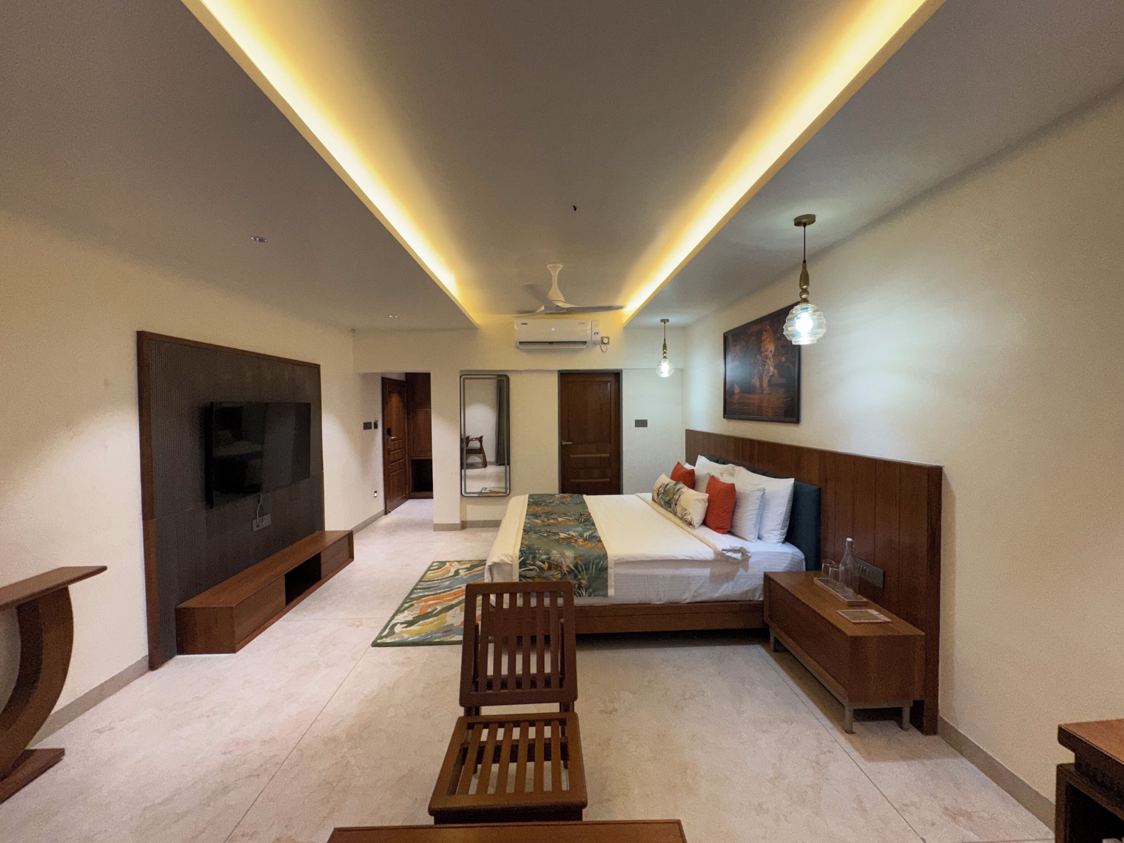 In-room safe, desk, free WiFi