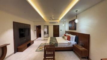 In-room safe, desk, free WiFi