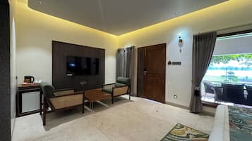 Ferienhaus, Badewanne, Flussblick | Zimmersafe, Schreibtisch, kostenloses WLAN